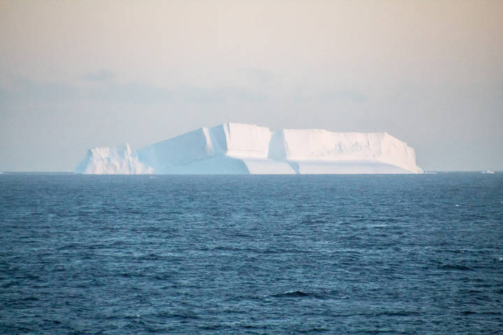Erster Tafeleisberg kurz vor dem Ende der Drake Passage